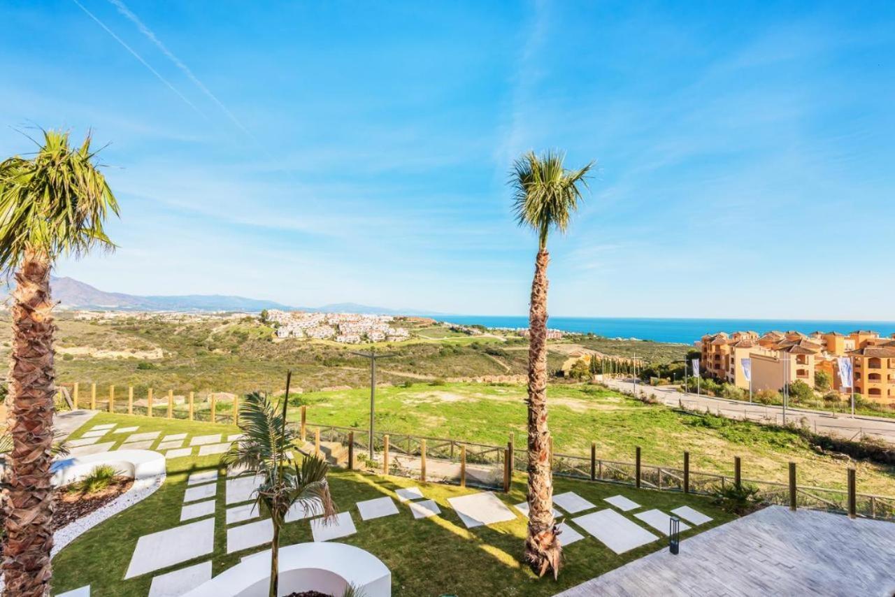 Small Oasis Nelson Mandela Apartment With Sea View, Two Bedrooms, Parking, Terrace And Pool Манилва Экстерьер фото