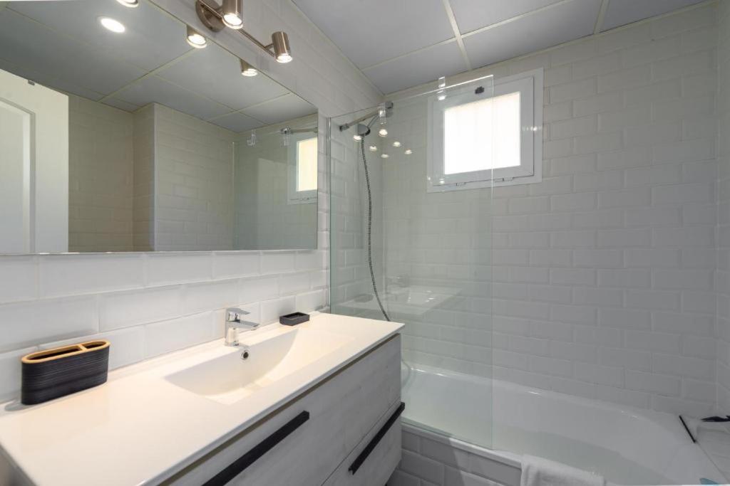 Small Oasis Nelson Mandela Apartment With Sea View, Two Bedrooms, Parking, Terrace And Pool Манилва Экстерьер фото