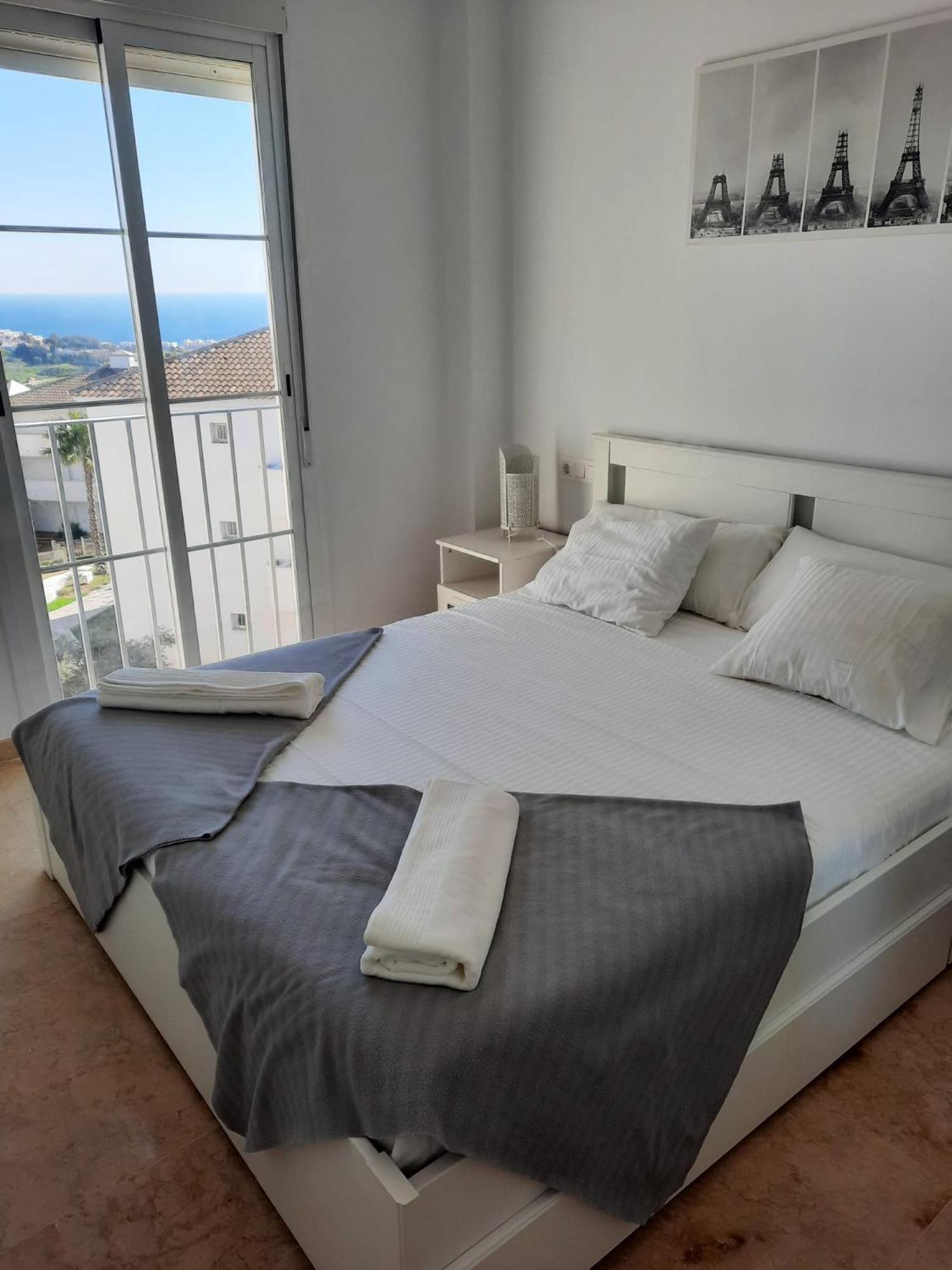 Small Oasis Nelson Mandela Apartment With Sea View, Two Bedrooms, Parking, Terrace And Pool Манилва Экстерьер фото