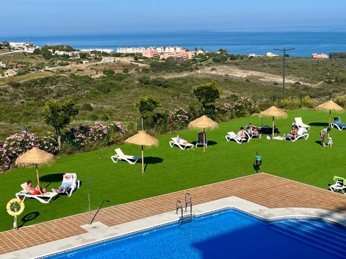 Small Oasis Nelson Mandela Apartment With Sea View, Two Bedrooms, Parking, Terrace And Pool Манилва Экстерьер фото